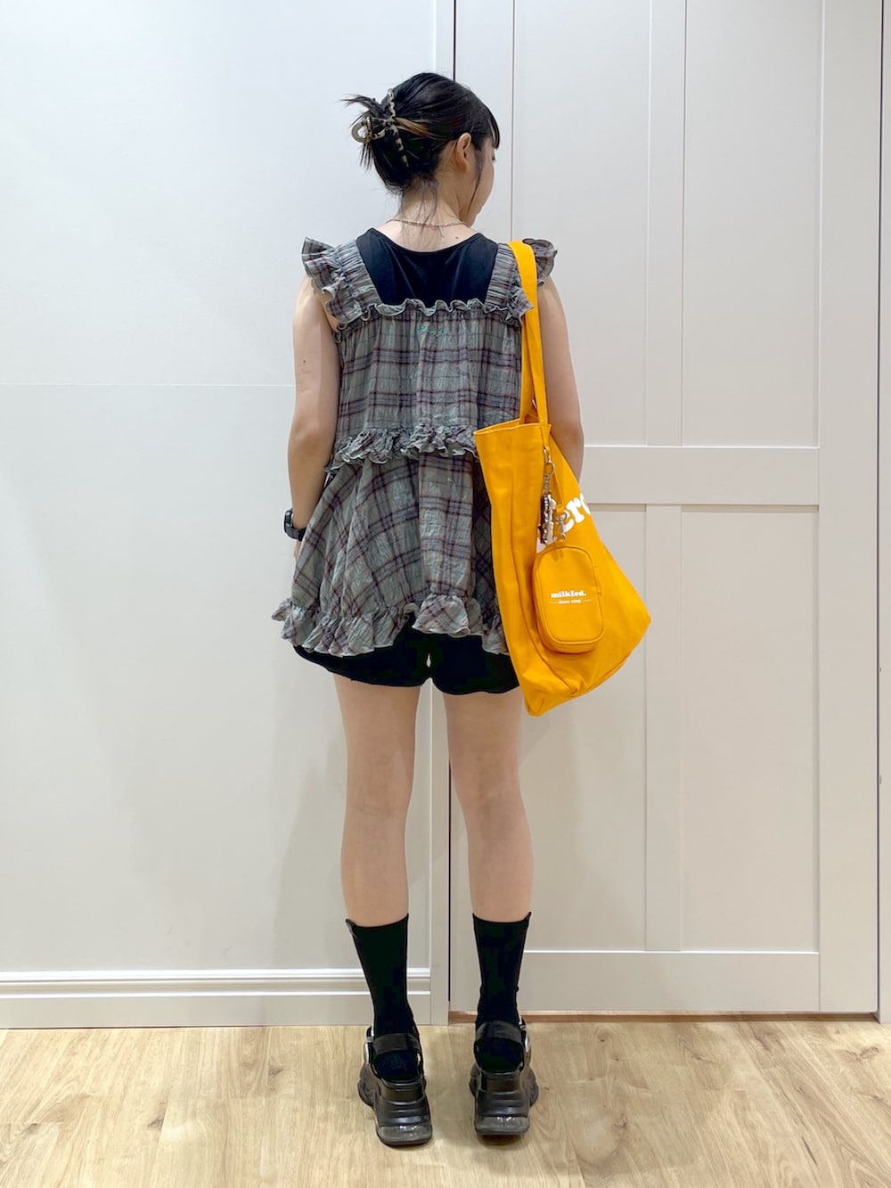 グリーン系のTシャツ/カットソー、ブラック系のスウェットパンツ、ブラック系のサンダルを着用したレディースの夏コーディネートの3枚目の写真