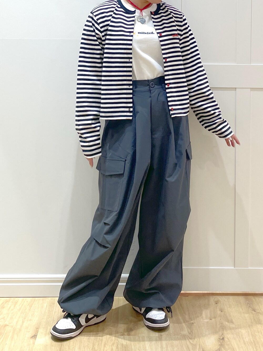 ブラック系のカーディガン/ボレロ、グレー系のその他パンツ、グレー系のTシャツ/カットソーを着用したレディースの春コーディネートの6枚目の写真