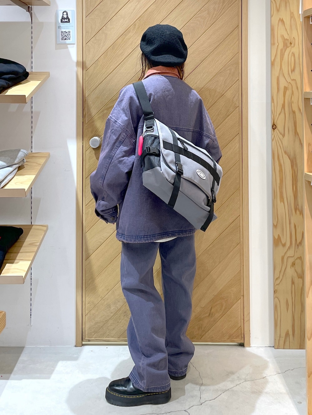 パープル系のデニムジャケット、パープル系のデニムパンツ、ブラック系のブーツを着用したレディースの冬コーディネートの2枚目の写真