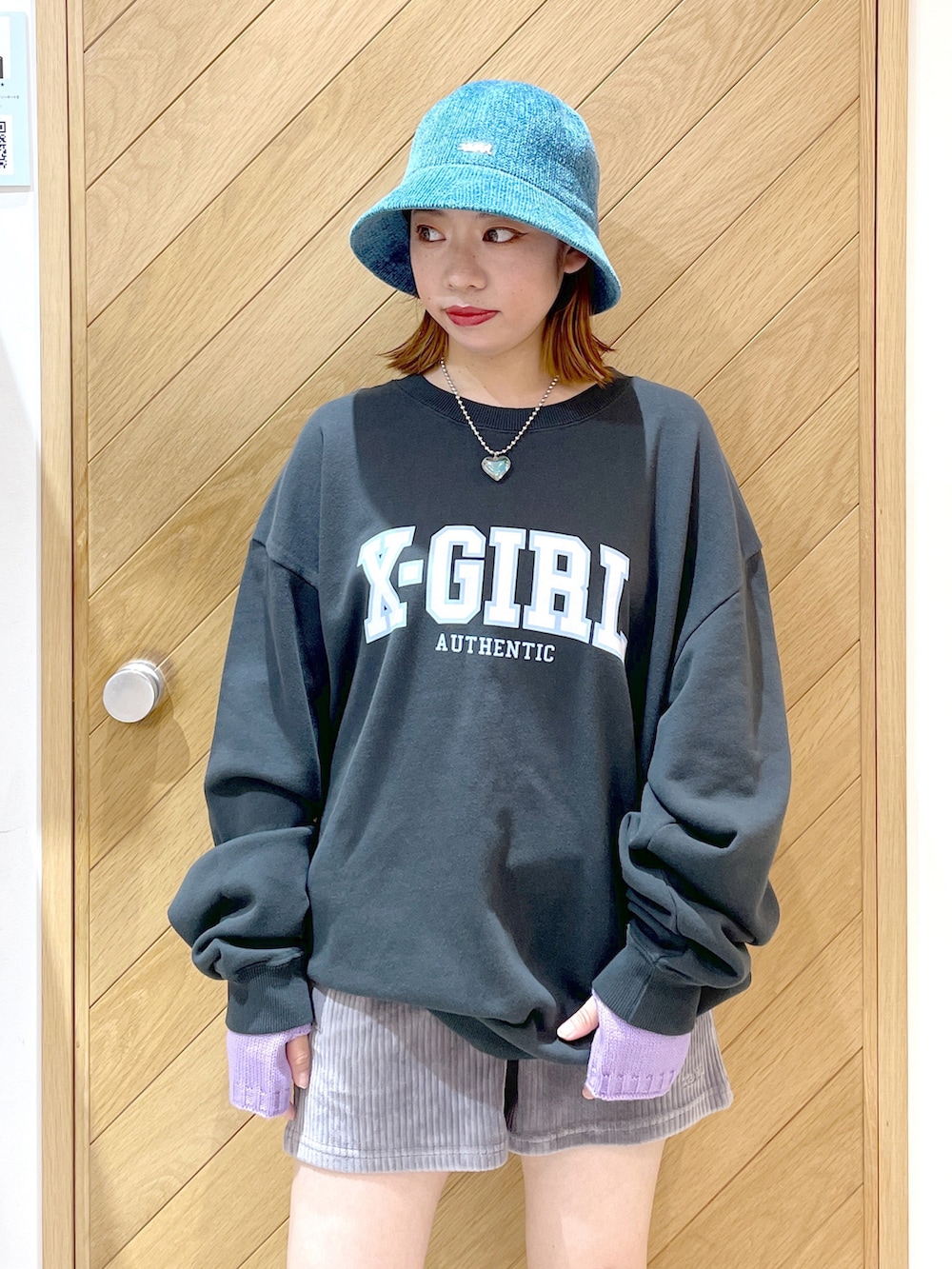 グレー系のその他パンツ、ブラック系のブーツ、グレー系のスウェットを着用したレディースの秋コーディネートの2枚目の写真