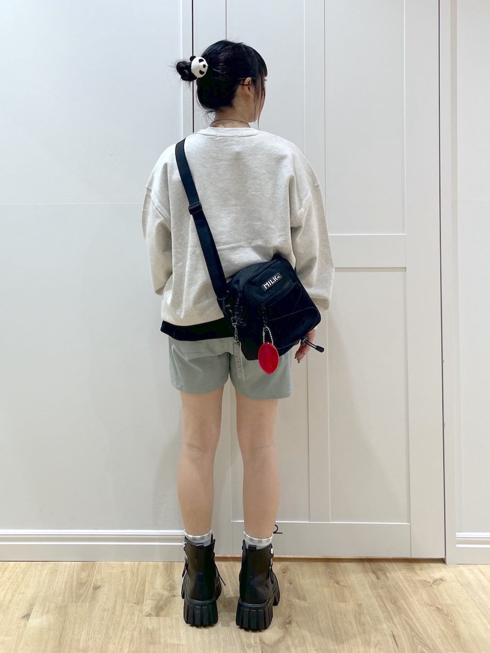 ブルー系のその他パンツ、ブラック系のTシャツ/カットソー、ベージュ系のスウェットを着用したレディースの秋コーディネートの3枚目の写真