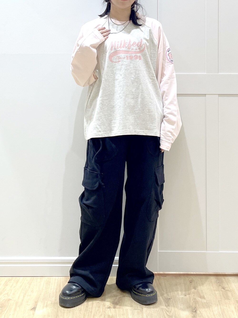 ブラック系のスウェットパンツ、ピンク系のダウンジャケット/コート、ベージュ系のTシャツ/カットソーを着用したレディースの冬コーディネートの6枚目の写真