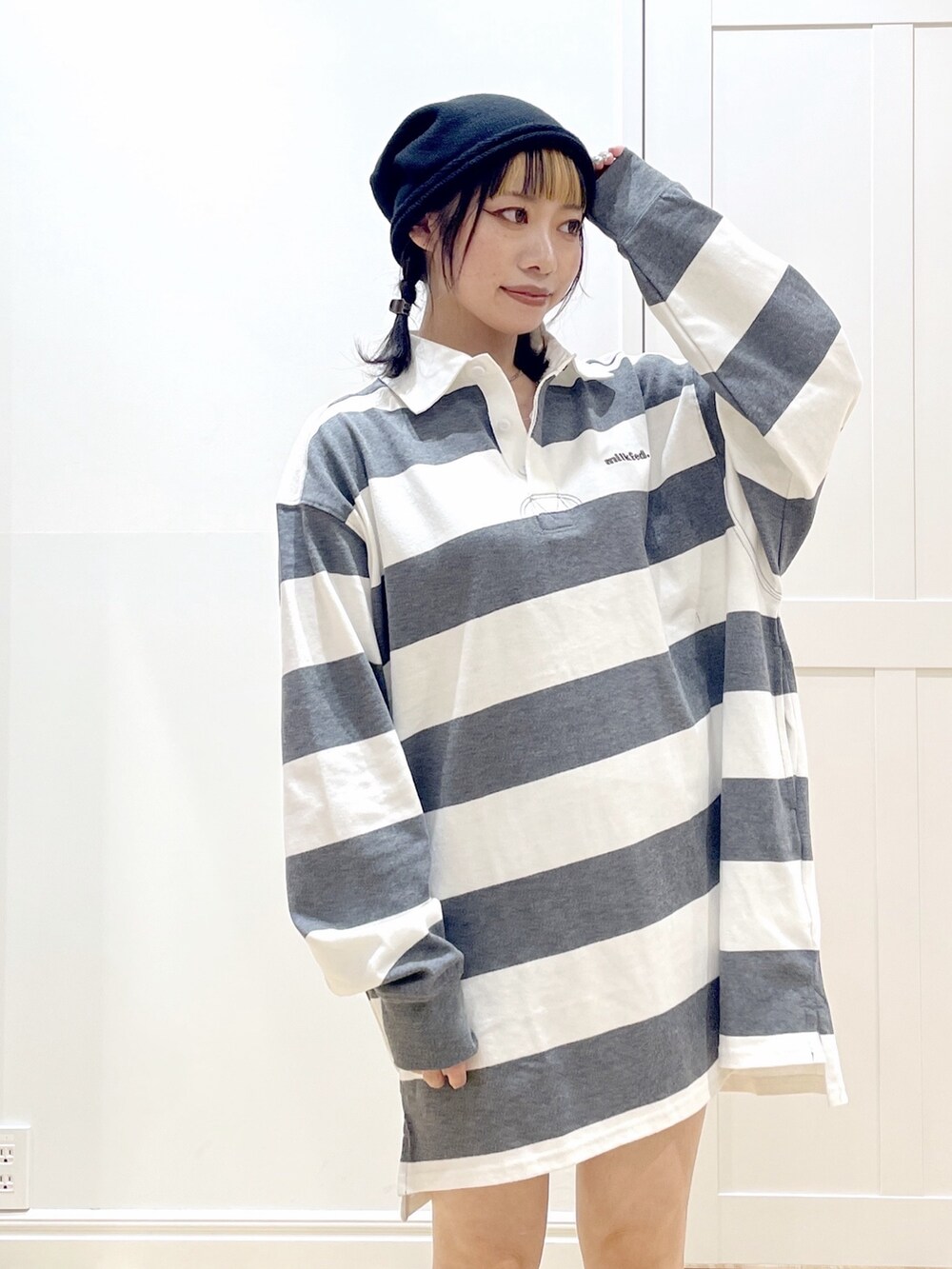 ホワイト系のブルゾン、グレー系のTシャツ/カットソー、レッド系のメッセンジャーバッグを着用したレディースの秋コーディネートの6枚目の写真