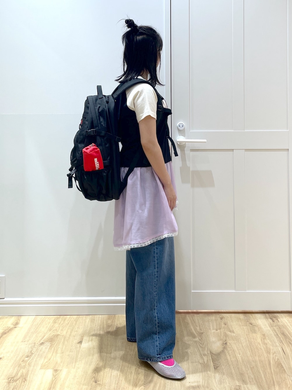 「レイヤードスタイル、ピンクシャツ、黒Tシャツ、きれいめカジュアル、デニム、夏コーデ、大人女子、ラクチンコーデ、おしゃれさんと繋がりたい、夏ファッション、着回しコーデ、Tシャツコーデ、骨格ストレート、GU、バックパック」｜「MILKFED.のCOOPER HEART WIDE DENIM PANTS（デニムパンツ、ブルー系）」を使った、SAKI 🍣さん（骨格ストレート・レディース・151cm）の夏コーディネートの2枚目の写真