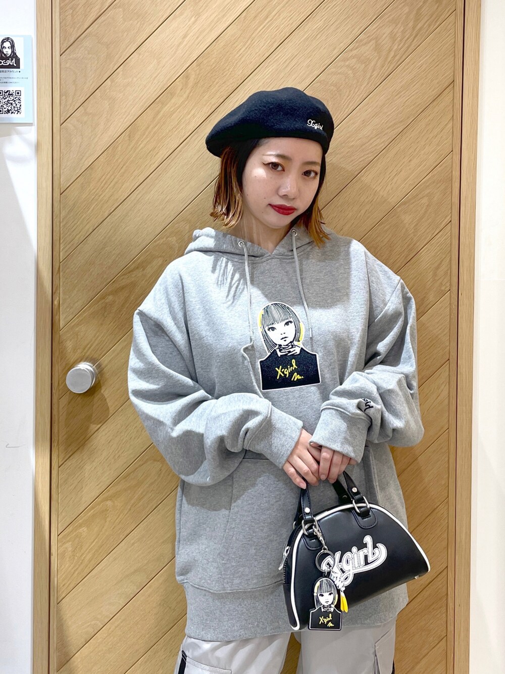 ブラック系のブーツ、グレー系のその他パンツ、グレー系のパーカーを着用したレディースの秋コーディネートの2枚目の写真