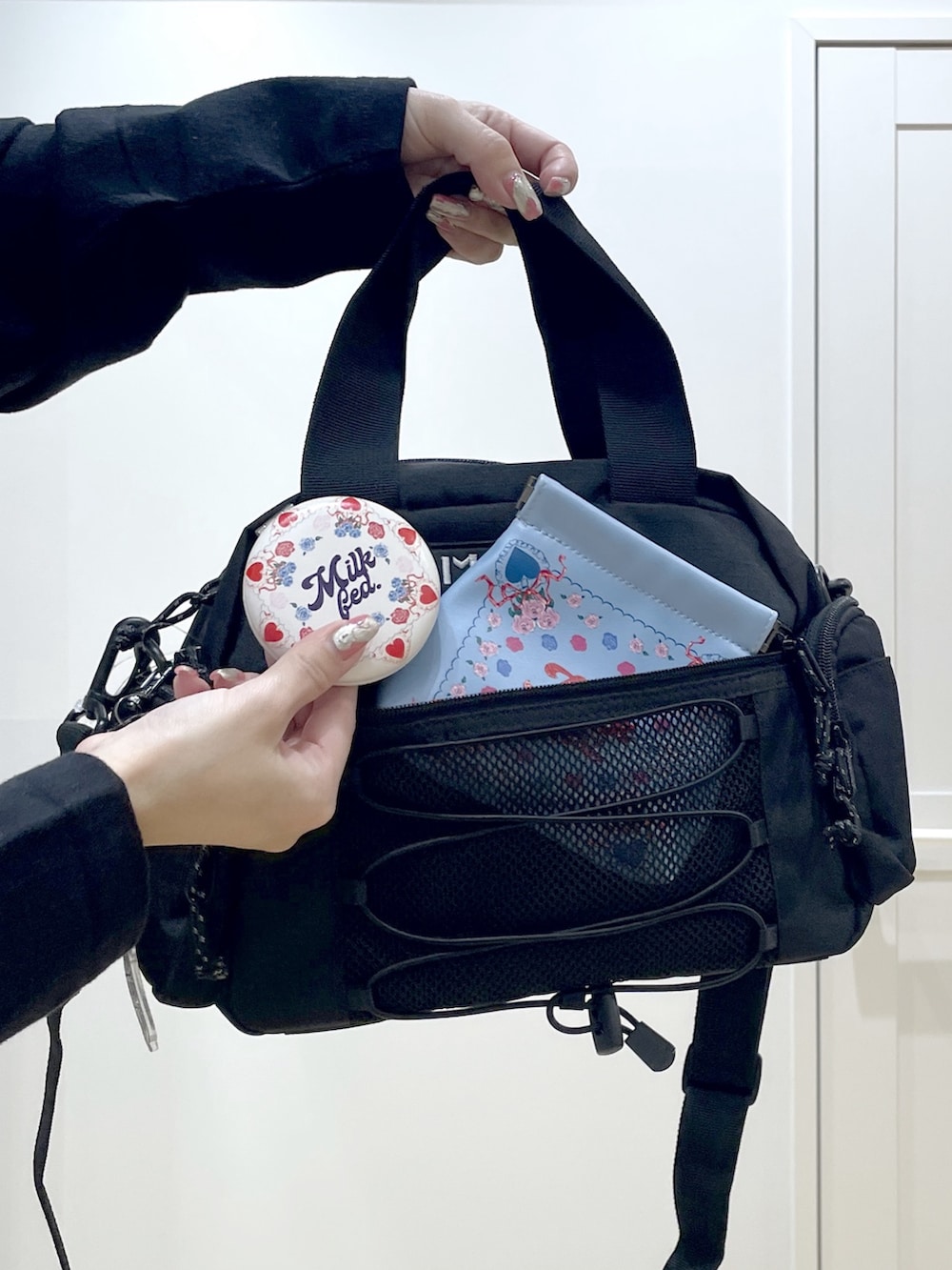 ブラック系のブーツ、ブラック系のスウェット、グリーン系のその他パンツを着用したレディースの冬コーディネートの8枚目の写真