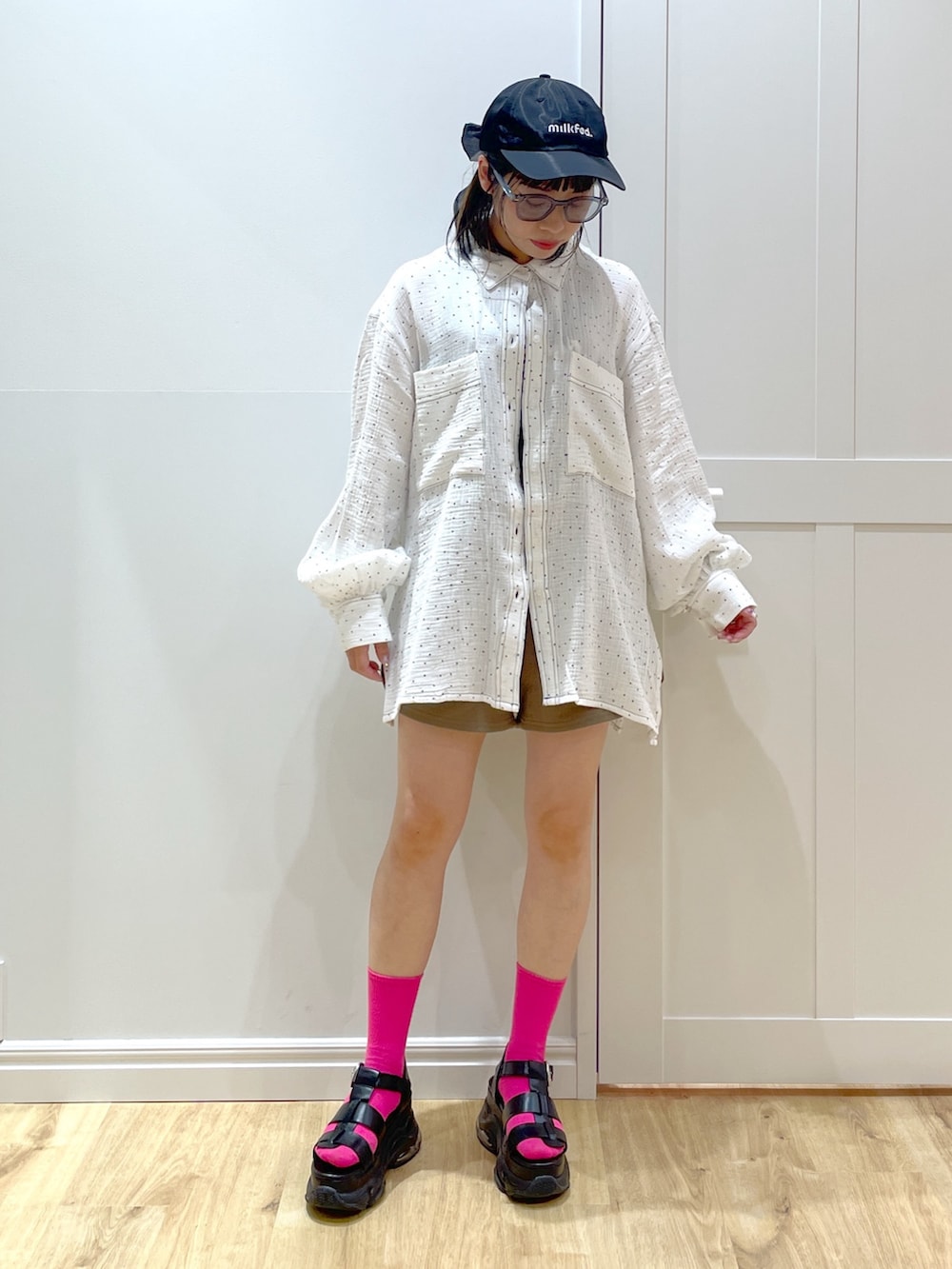 ブラック系のショルダーバッグ、ブラック系のサンダル、ブラック系のタンクトップを着用したレディースの夏コーディネートの3枚目の写真