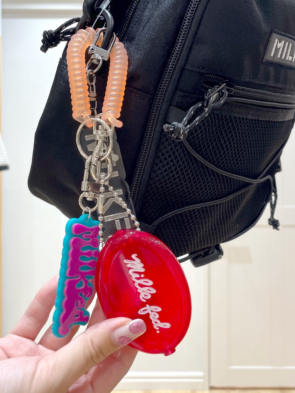 ブラック系のその他パンツ、ホワイト系のTシャツ/カットソー、ブラック系のサンダルを着用したレディースの夏コーディネートの5枚目の写真