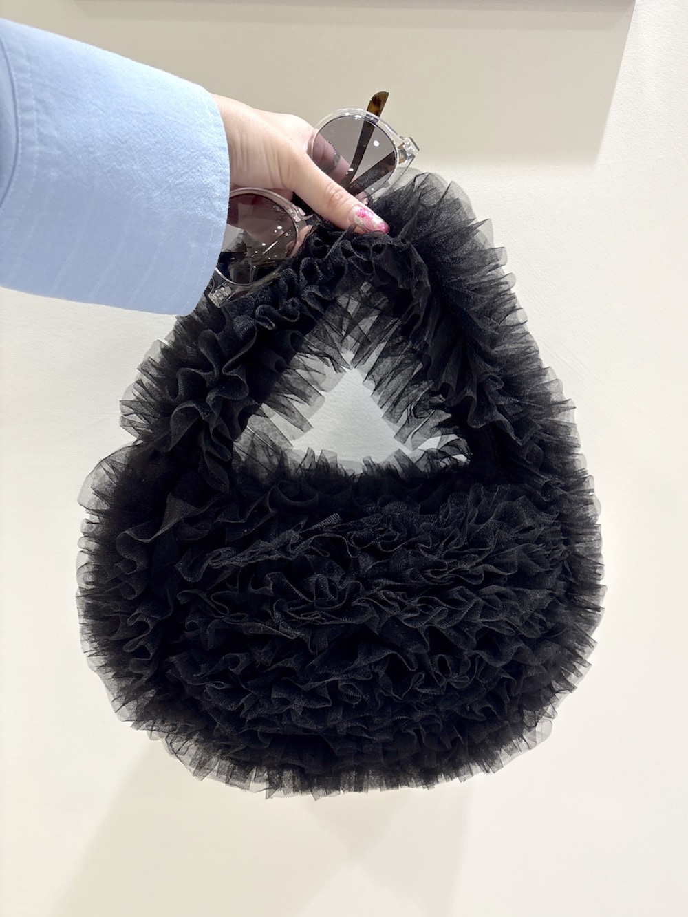 ブラック系のブーツ、ブルー系のシャツ/ブラウス、ホワイト系のその他パンツを着用したレディースの春コーディネートの6枚目の写真