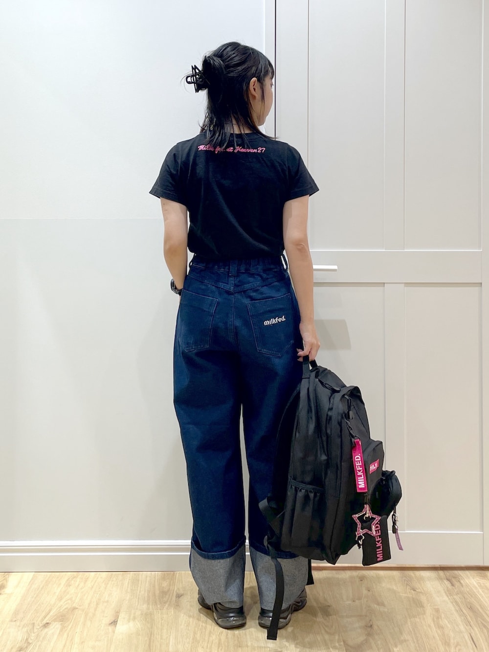 ブラック系のTシャツ/カットソー、ブルー系のデニムパンツ、ブラック系のサンダルを着用したレディースの夏コーディネートの4枚目の写真