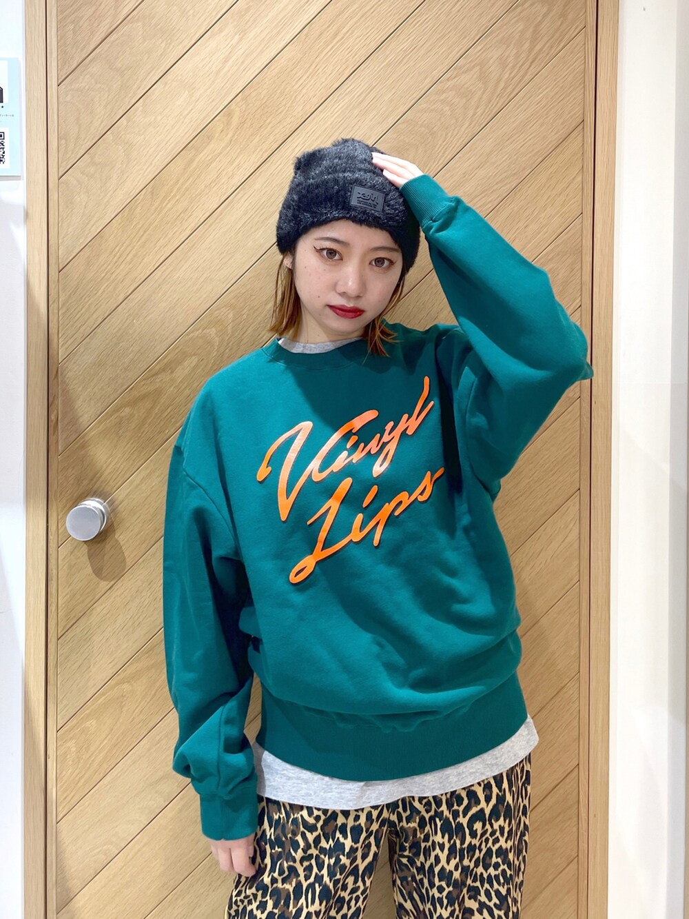 ブラック系のブルゾン、グリーン系のスウェット、ベージュ系のその他パンツを着用したレディースの冬コーディネートの2枚目の写真