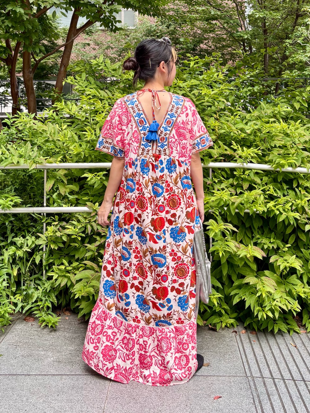 ブラック系のパンプス、シルバー系のショルダーバッグ、その他のワンピースを着用したレディースの夏コーディネートの3枚目の写真