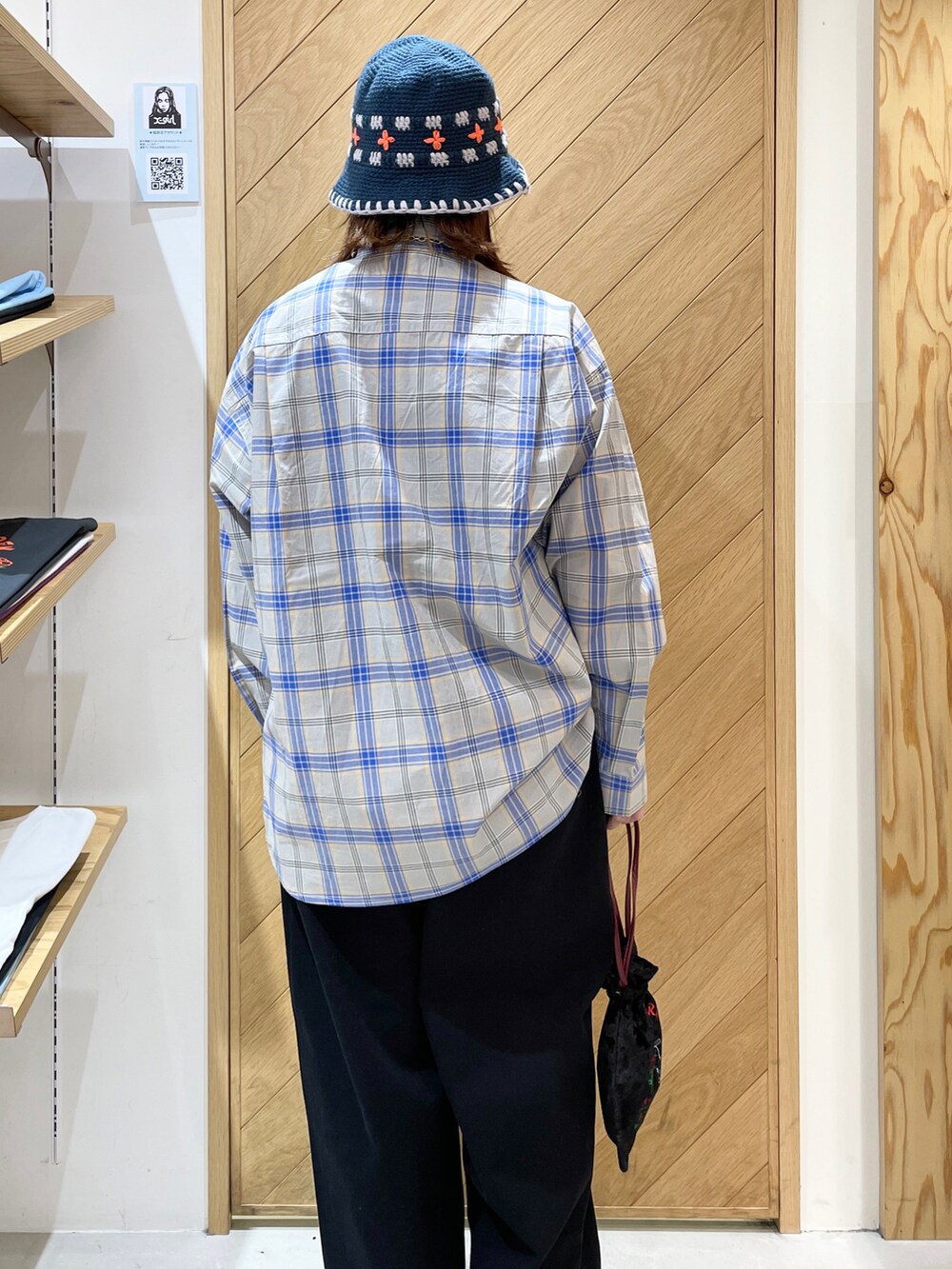 グレー系のシャツ/ブラウス、ブラック系のデニムパンツ、ブラック系のショルダーバッグを着用したレディースの秋コーディネートの2枚目の写真