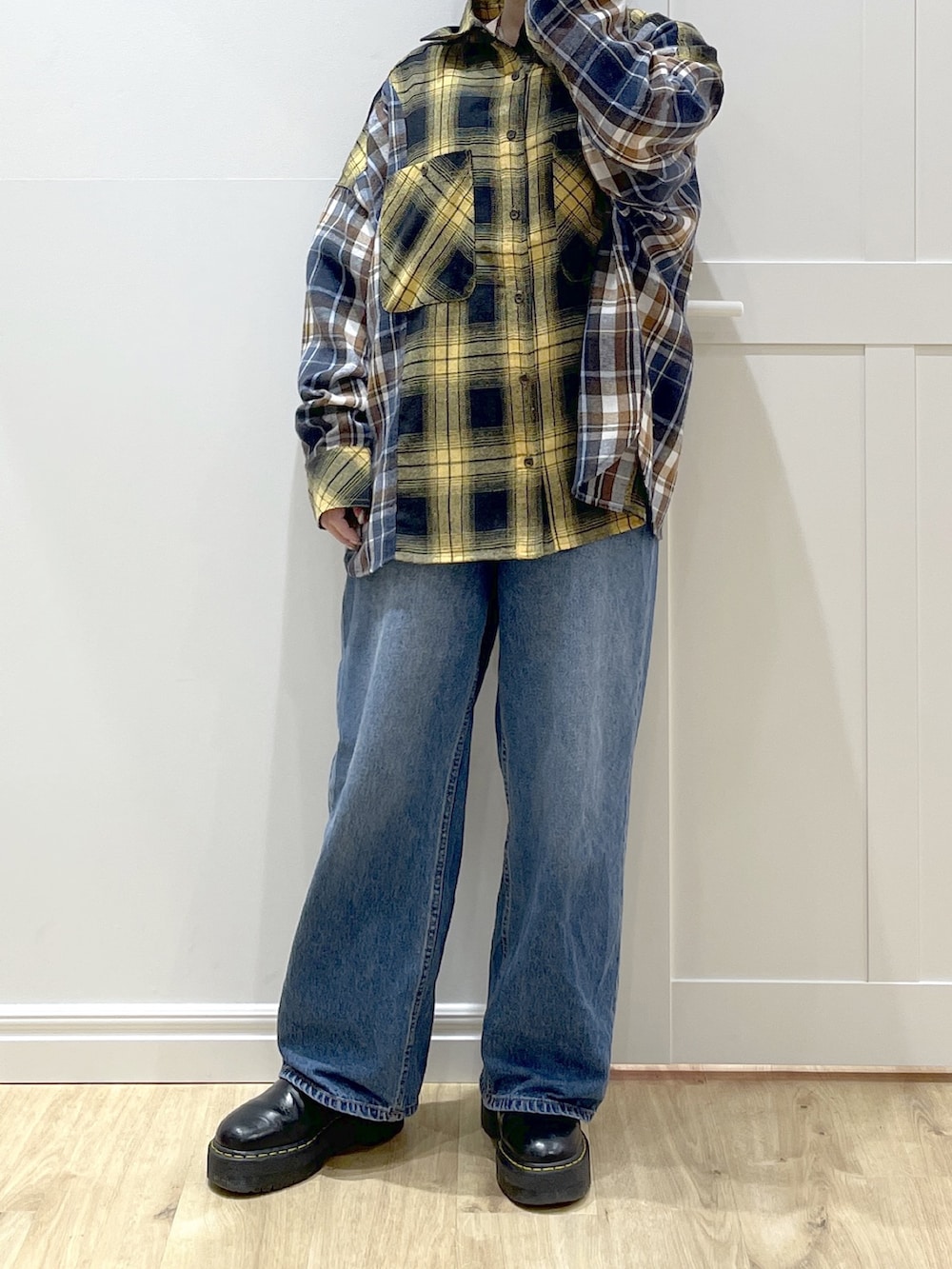 ブルー系のデニムパンツ、ブルー系のスウェット、イエロー系のシャツ/ブラウスを着用したレディースの冬コーディネートの7枚目の写真