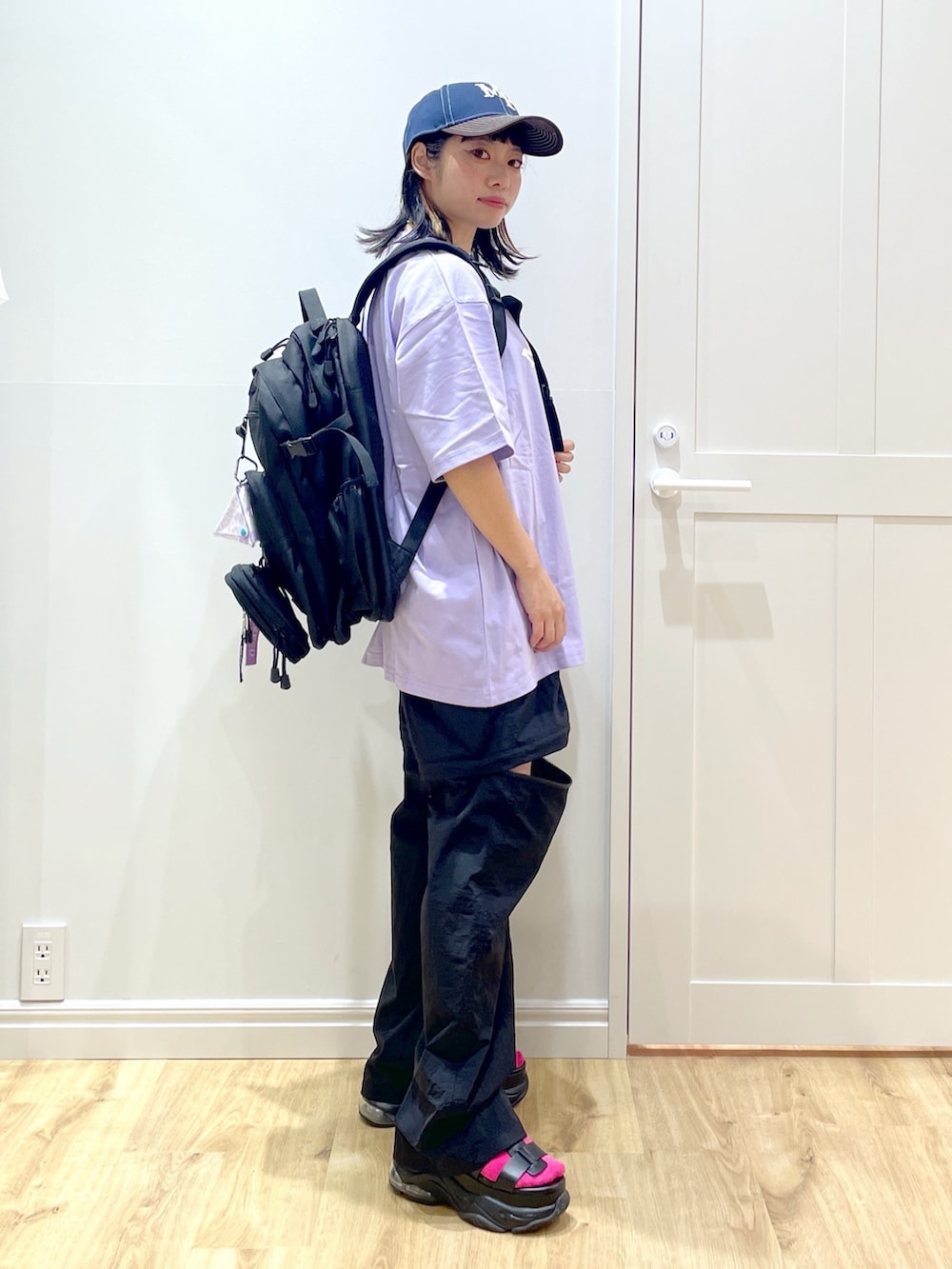 ブラック系のサンダル、ブラック系のその他パンツ、パープル系のTシャツ/カットソーを着用したレディースの夏コーディネートの4枚目の写真