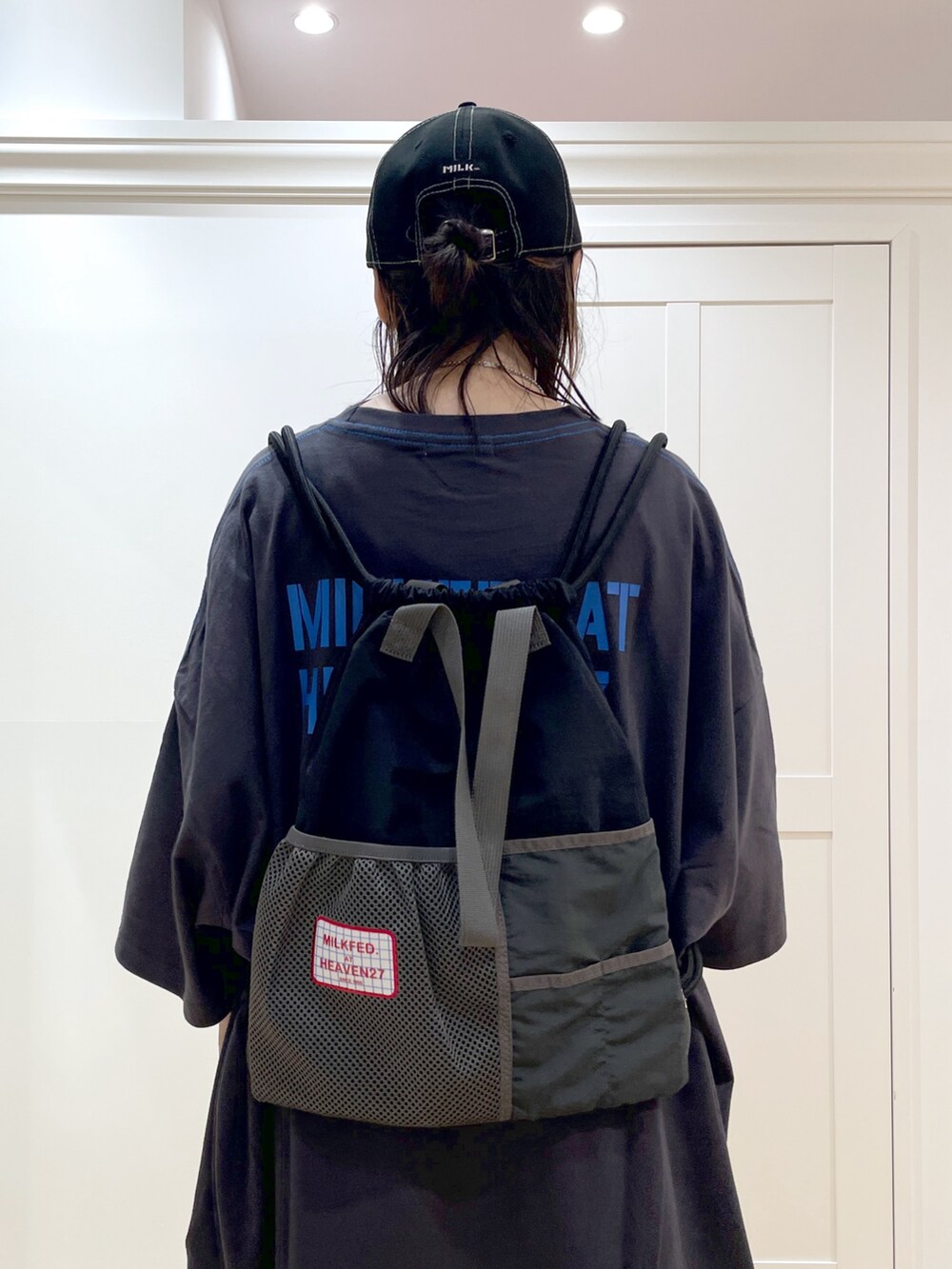 ブラック系のサンダル、グレー系のTシャツ/カットソー、ブラック系のバックパック/リュックを着用したレディースの夏コーディネートの6枚目の写真