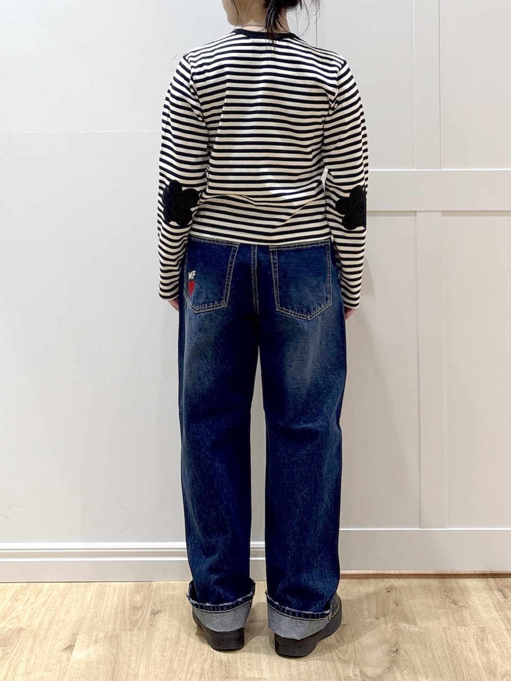 ブルー系のデニムパンツ、ブラック系のブーツ、ブラック系のカーディガン/ボレロを着用したレディースの春コーディネートの7枚目の写真