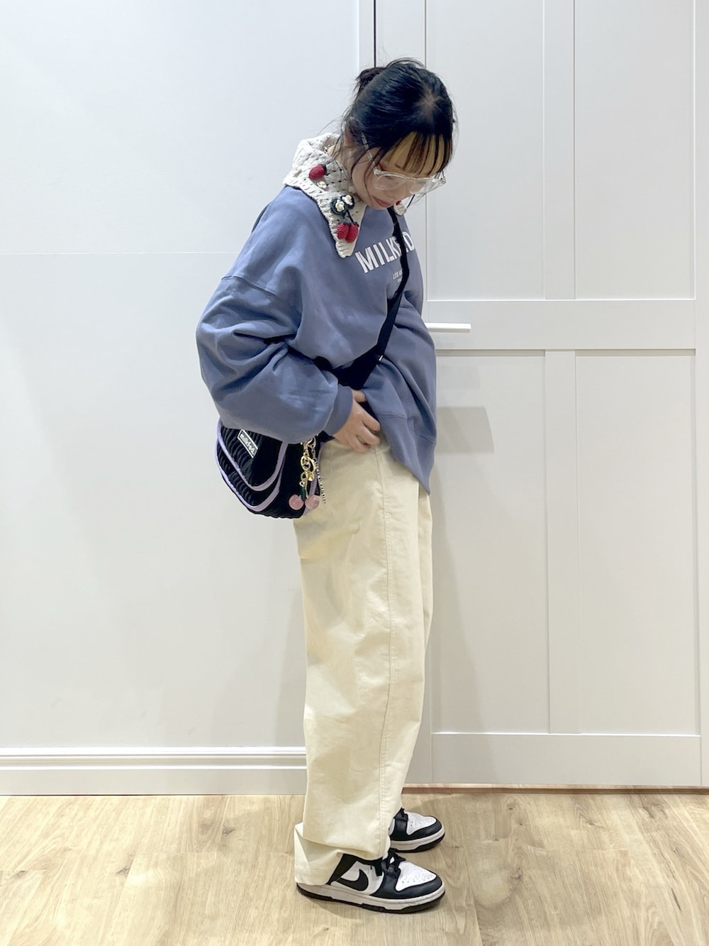 ホワイト系のカーディガン/ボレロ、ブルー系のスウェット、ホワイト系のその他パンツを着用したレディースの秋コーディネートの5枚目の写真
