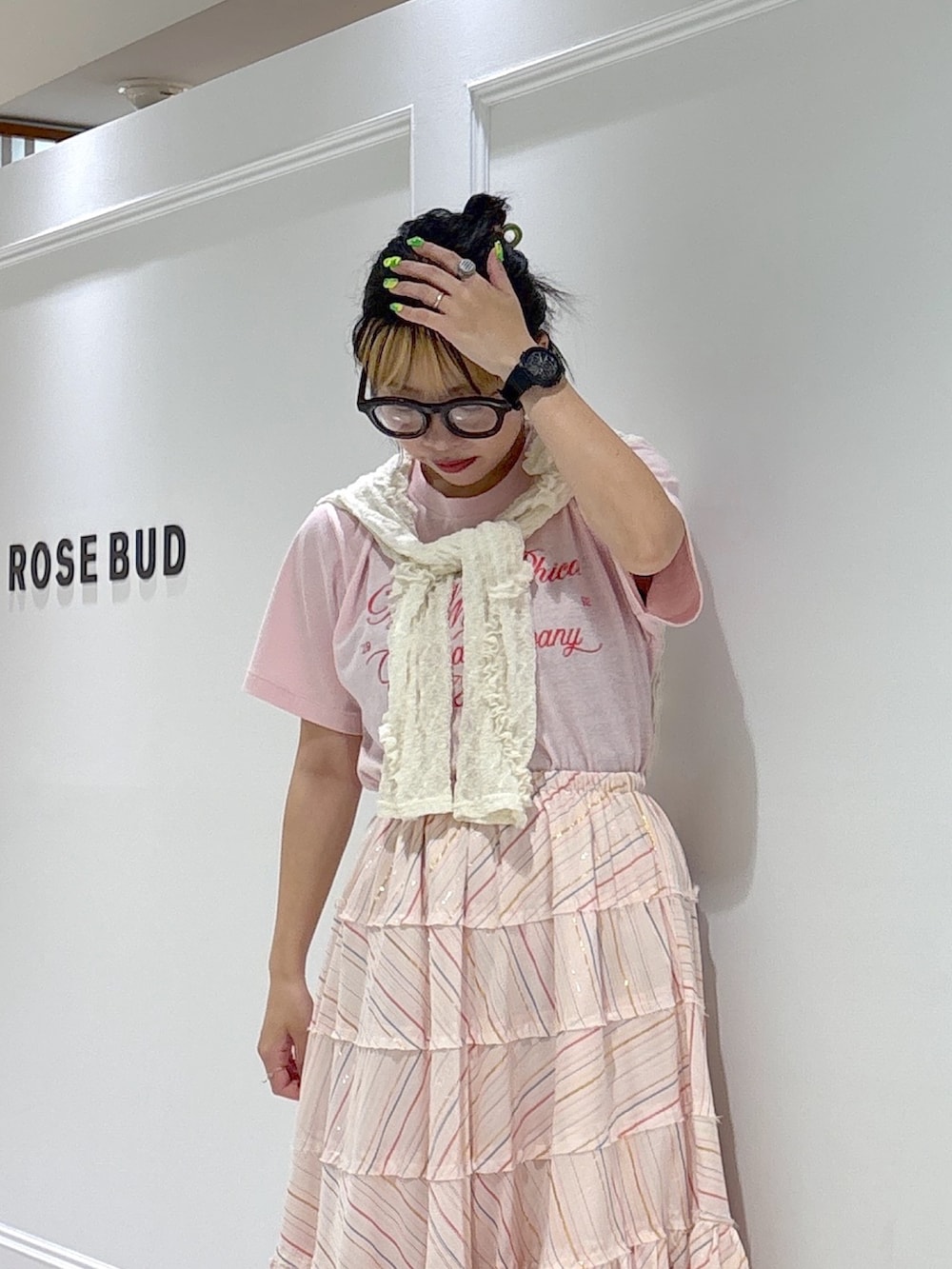 ピンク系のTシャツ/カットソー、ピンク系のスカート、ブラック系のその他シューズを着用したレディースの夏コーディネートの6枚目の写真