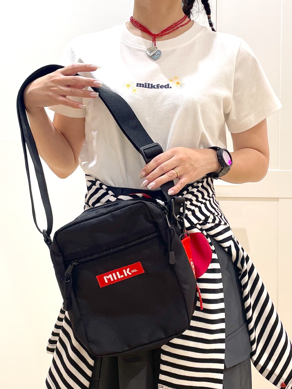 ブラック系のカーディガン/ボレロ、グレー系のその他パンツ、グレー系のTシャツ/カットソーを着用したレディースの春コーディネートの3枚目の写真