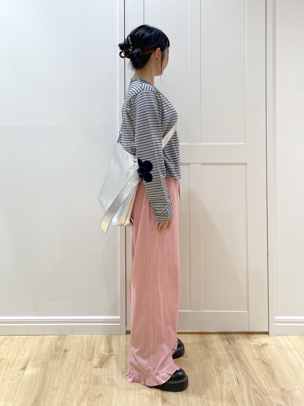 グレー系のカーディガン/ボレロ、ピンク系のその他パンツ、ブラック系のブーツを着用したレディースの夏コーディネートの5枚目の写真