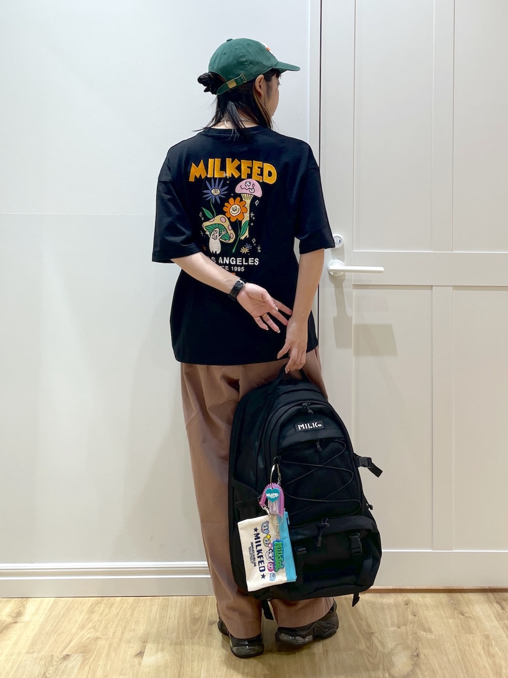 ベージュ系のその他パンツ、ブラック系のTシャツ/カットソー、ブラック系のバックパック/リュックを着用したレディースの夏コーディネートの2枚目の写真