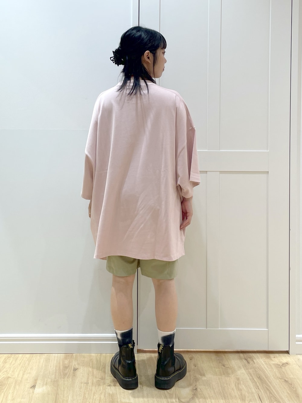 ピンク系のTシャツ/カットソー、ブラック系のブーツ、レッド系のバックパック/リュックを着用したレディースの夏コーディネートの5枚目の写真