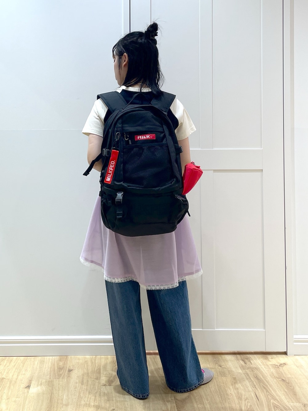 「レイヤードスタイル、ピンクシャツ、黒Tシャツ、きれいめカジュアル、デニム、夏コーデ、大人女子、ラクチンコーデ、おしゃれさんと繋がりたい、夏ファッション、着回しコーデ、Tシャツコーデ、骨格ストレート、GU、バックパック」｜「MILKFED.のCOOPER HEART WIDE DENIM PANTS（デニムパンツ、ブルー系）」を使った、SAKI 🍣さん（骨格ストレート・レディース・151cm）の夏コーディネートの3枚目の写真