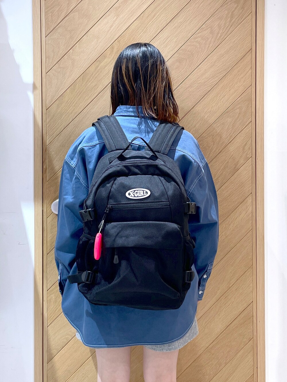 ブルー系のシャツ/ブラウス、グレー系のその他パンツ、ブラック系のバックパック/リュックを着用したレディースの冬コーディネートの4枚目の写真