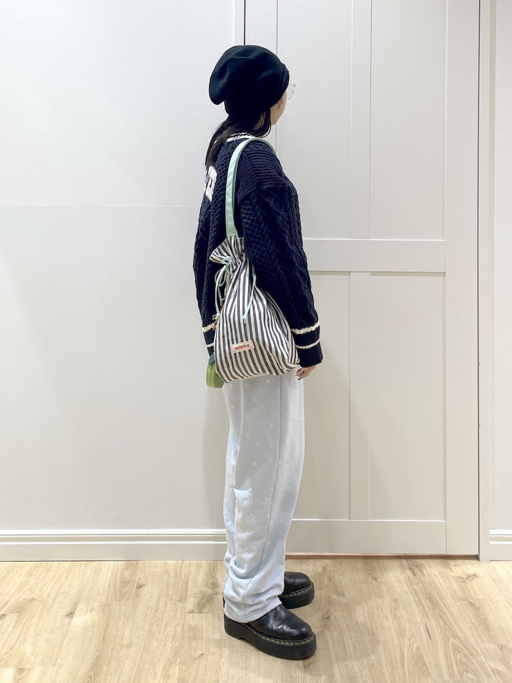 ブルー系のニット/セーター、ホワイト系のTシャツ/カットソー、ブルー系のスウェットパンツを着用したレディースの冬コーディネートの4枚目の写真