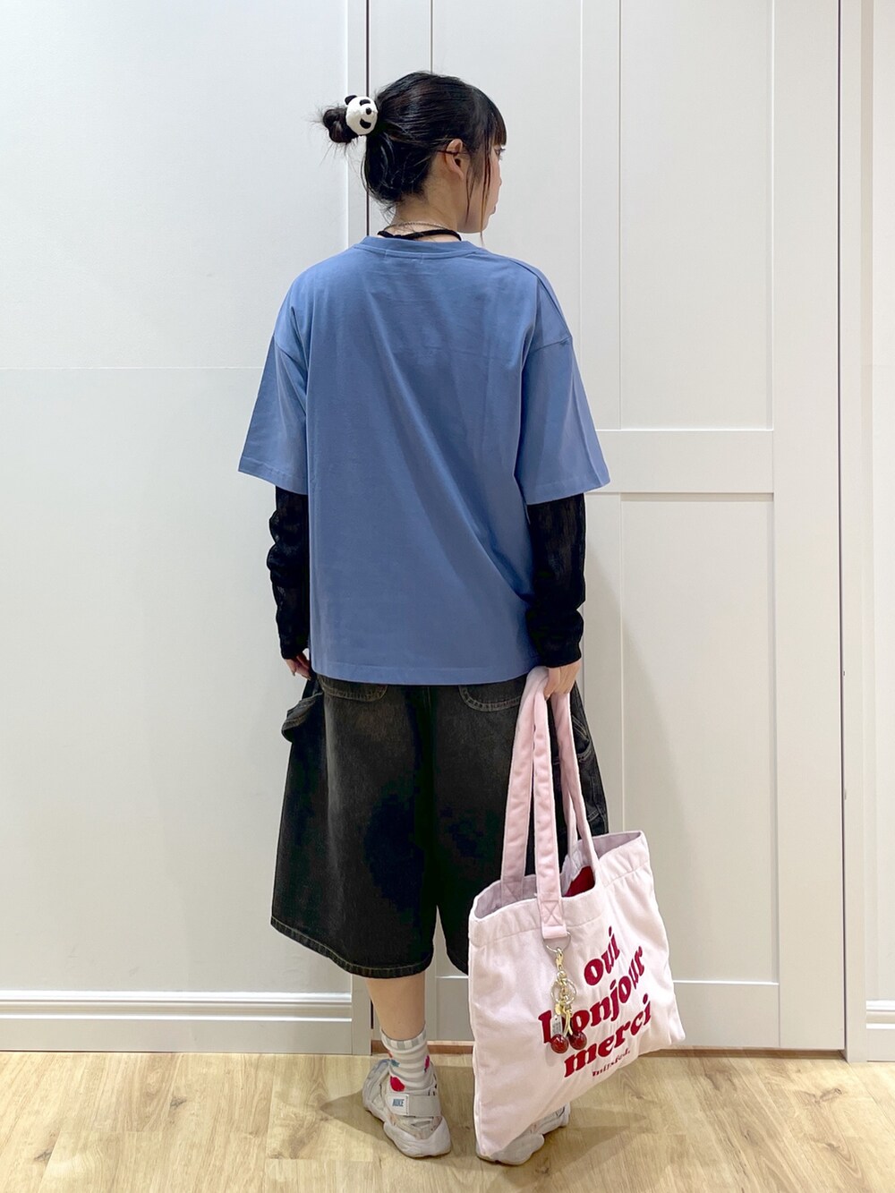 ブルー系のTシャツ/カットソー、ブラック系のTシャツ/カットソー、ブラック系のデニムパンツを着用したレディースの秋コーディネートの4枚目の写真