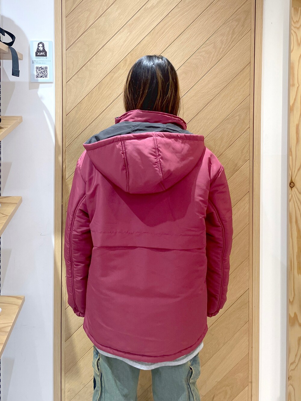 レッド系のナイロンジャケット、グレー系のTシャツ/カットソー、ブルー系のカーゴパンツを着用したレディースの冬コーディネートの4枚目の写真