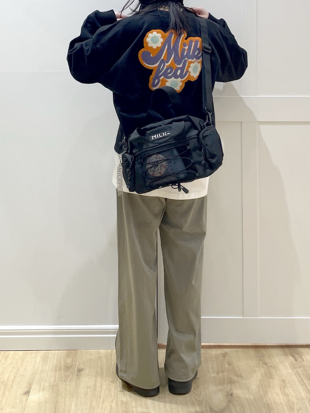 ブラック系のブーツ、ブラック系のスウェット、グリーン系のその他パンツを着用したレディースの冬コーディネートの5枚目の写真