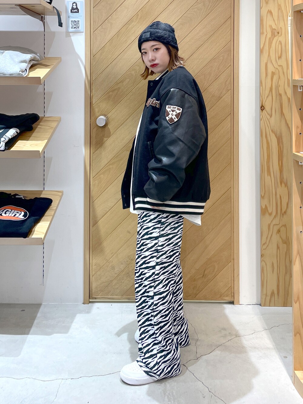 「スタジャン、柄パンツ、ゼブラ柄、ビーニー、ニットキャップ、ニット、ニット帽、白スニーカー、スニーカー、x-girl、エックスガール、ラグランTシャツ、ストリート」｜「X-girlのMULTI PATTERN EASY FLARE PANTS 2/イージーパンツ/フレアパンツ（その他パンツ、ホワイト系）」を使った、SAKI 🍣さん（レディース・151cm）の秋コーディネートの4枚目の写真