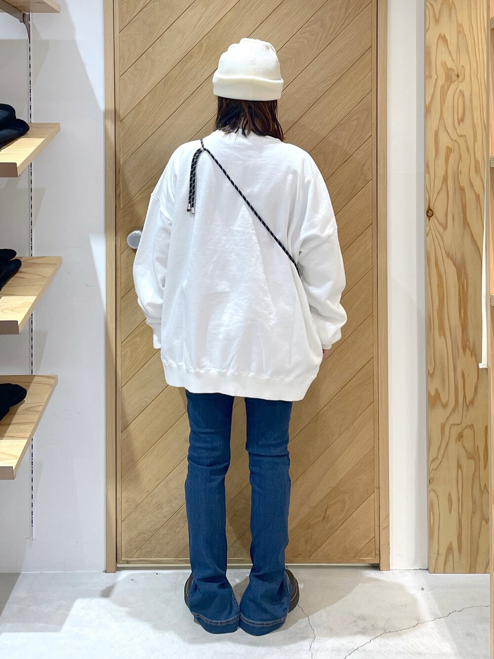 ホワイト系のスウェット、ブルー系のその他パンツ、その他のシューズを着用したレディースの冬コーディネートの3枚目の写真