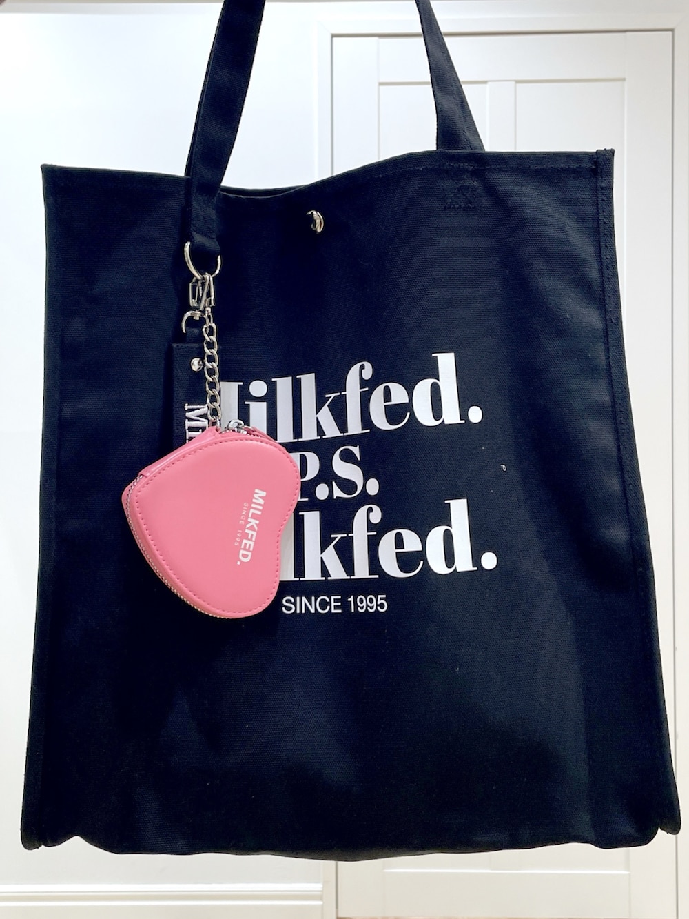 ベージュ系のスウェットパンツ、ベージュ系のスウェット、ブラウン系のその他アウターを着用したレディースの秋コーディネートの6枚目の写真