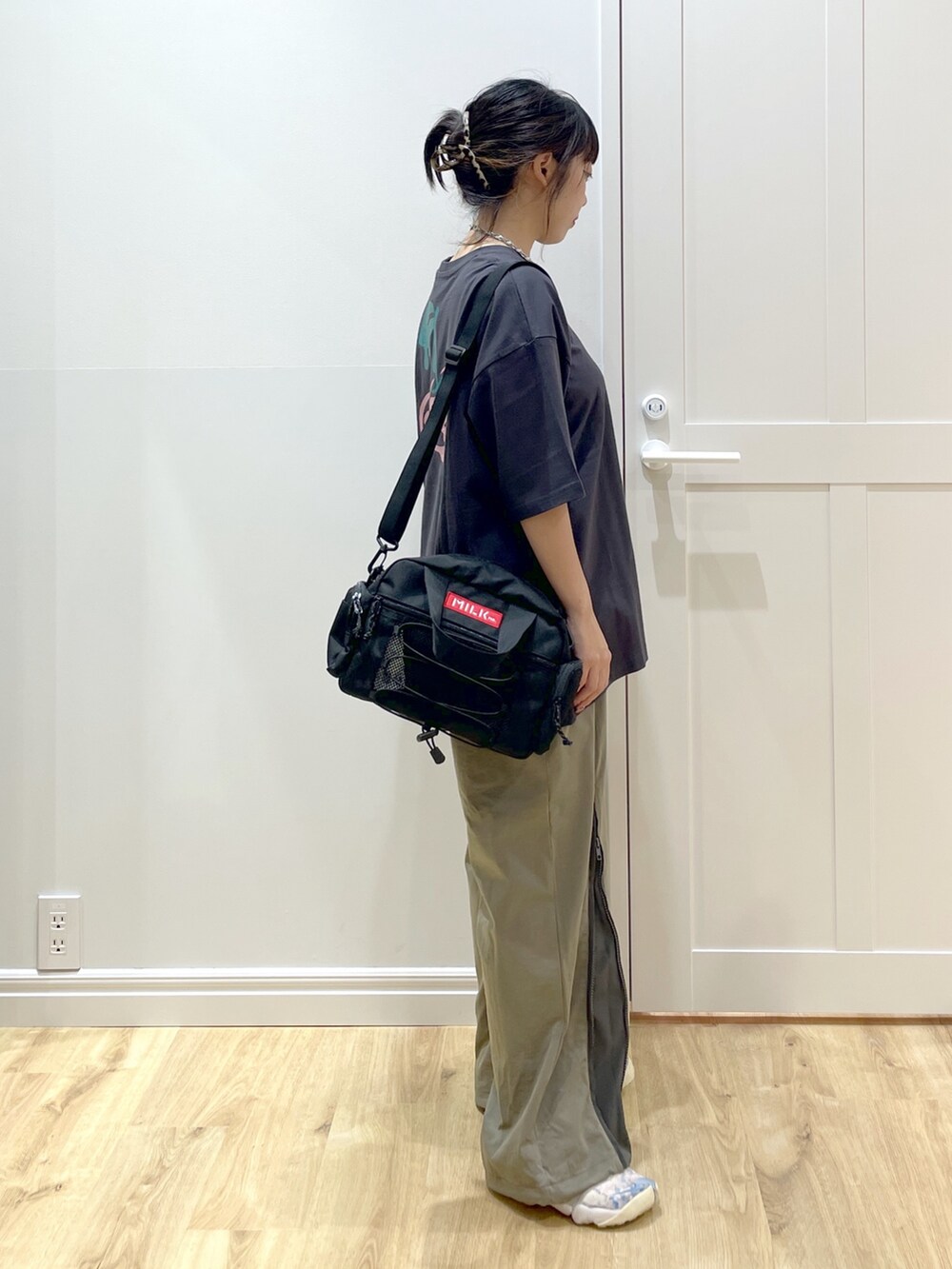 グリーン系のその他パンツ、グレー系のTシャツ/カットソー、レッド系のショルダーバッグを着用したレディースの夏コーディネートの4枚目の写真