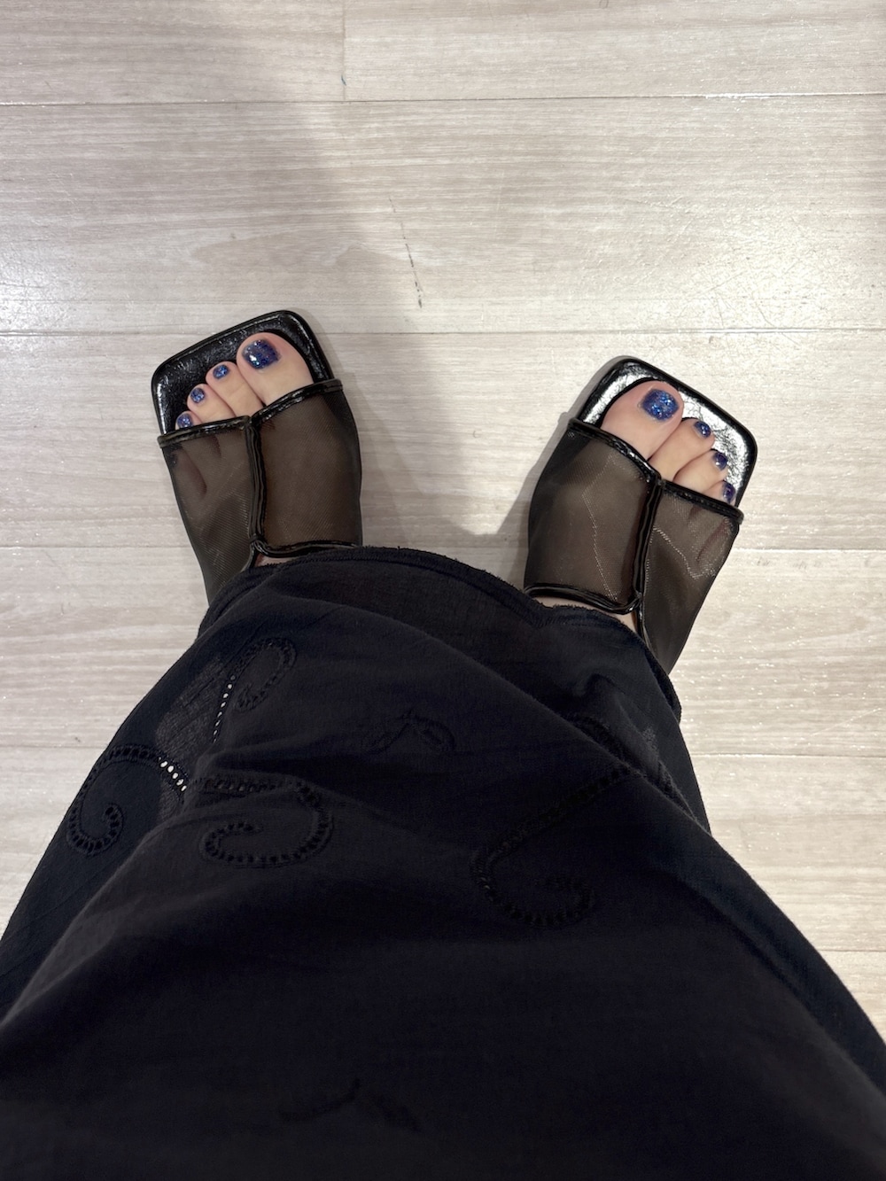 ブラック系のワンピース、ブルー系のシャツ/ブラウス、ブラック系のサンダルを着用したレディースの夏コーディネートの5枚目の写真