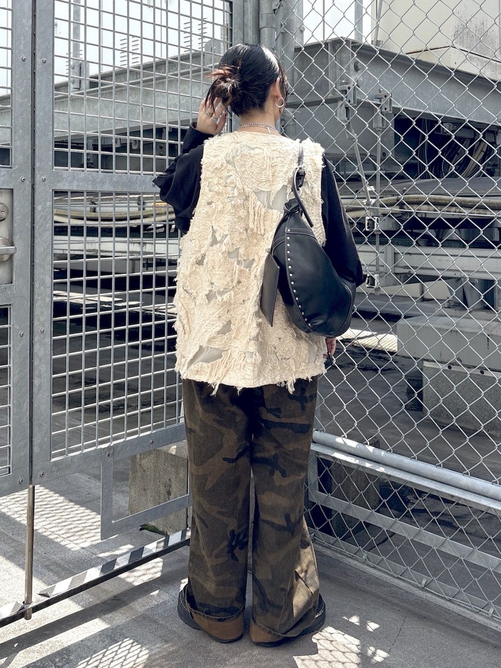 ブラック系のブーツ、その他のその他パンツ、ベージュ系のベストを着用したレディースの春コーディネートの3枚目の写真