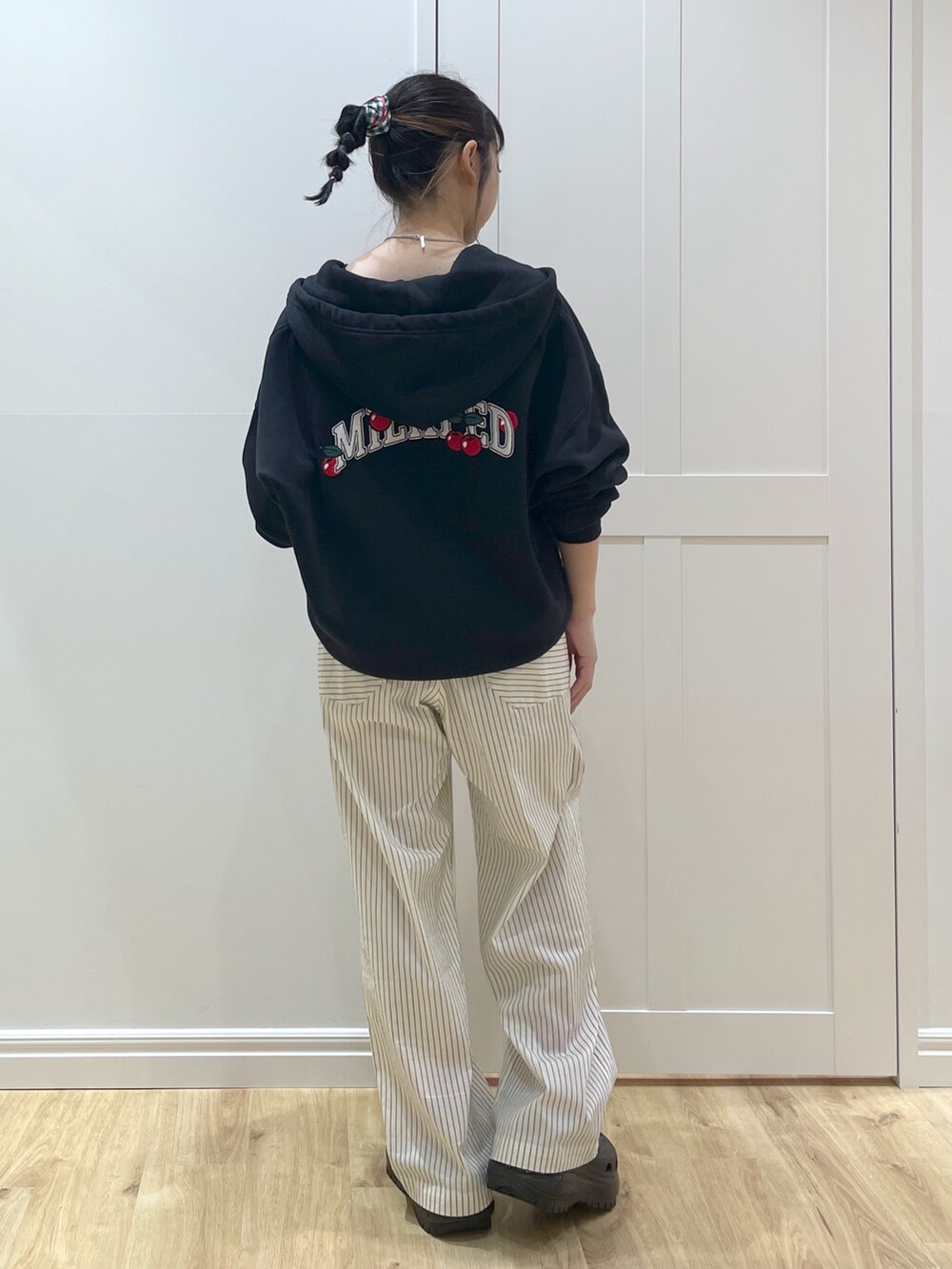 ブラック系のサンダル、ブラック系のバックパック/リュック、ホワイト系のその他パンツを着用したレディースの春コーディネートの3枚目の写真