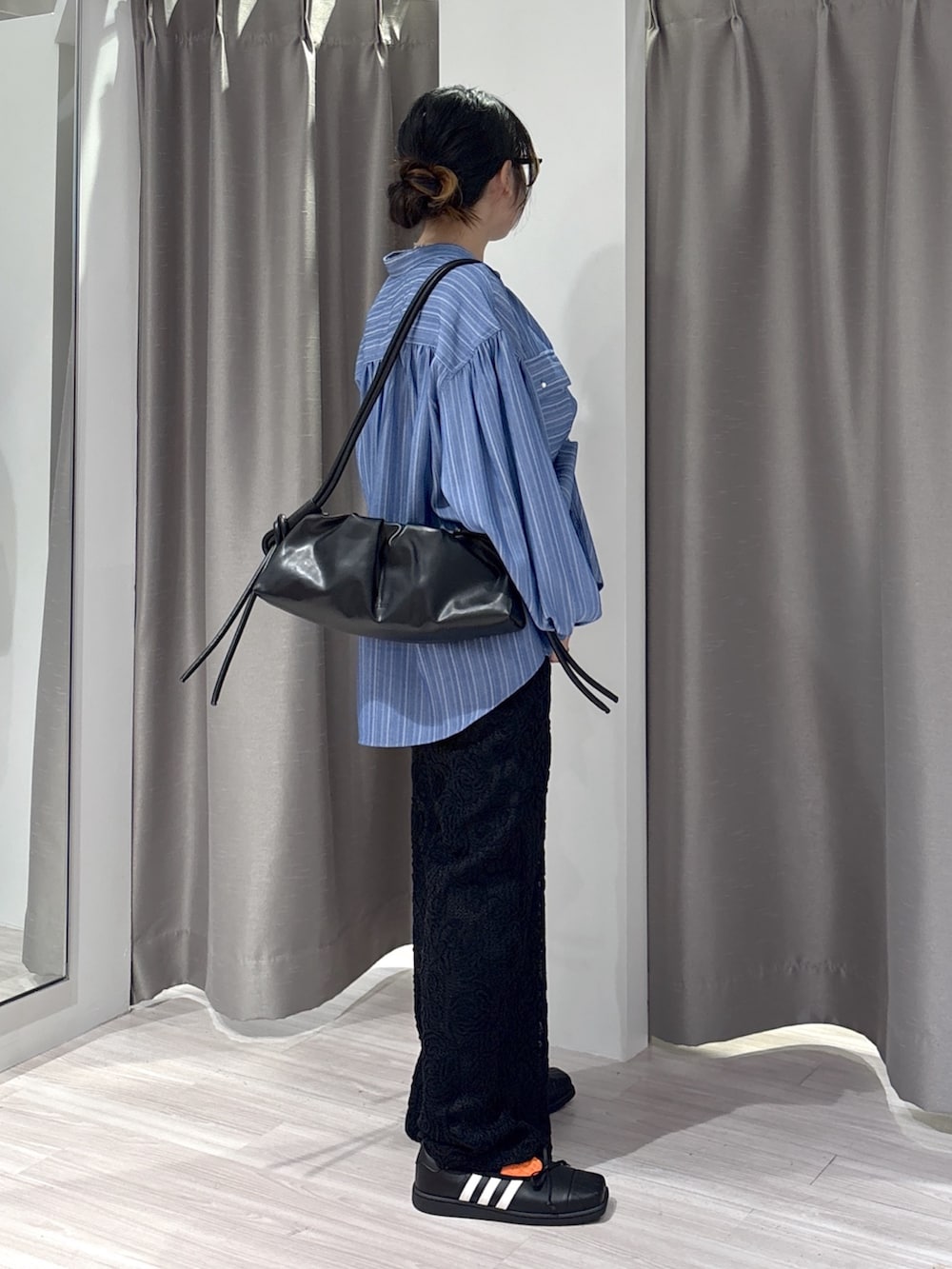 ブルー系のシャツ/ブラウス、ブラウン系のタンクトップ、ブラック系のその他パンツを着用したレディースの秋コーディネートの2枚目の写真