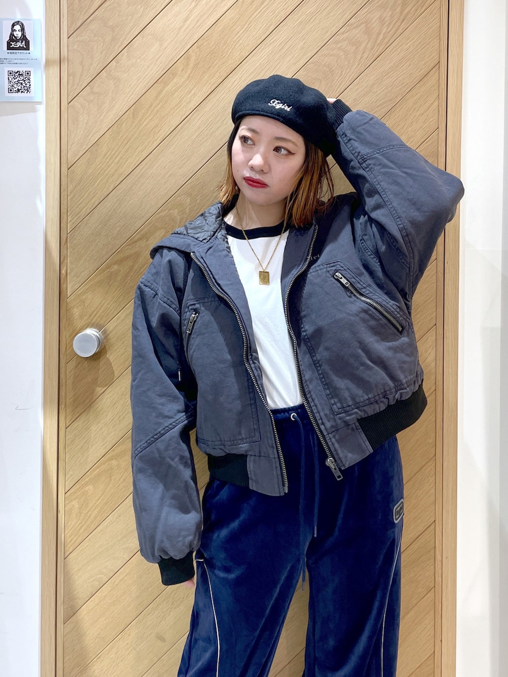 ブルー系のその他パンツ、ホワイト系のスニーカー、ブラック系のその他アウターを着用したレディースの秋コーディネートの2枚目の写真