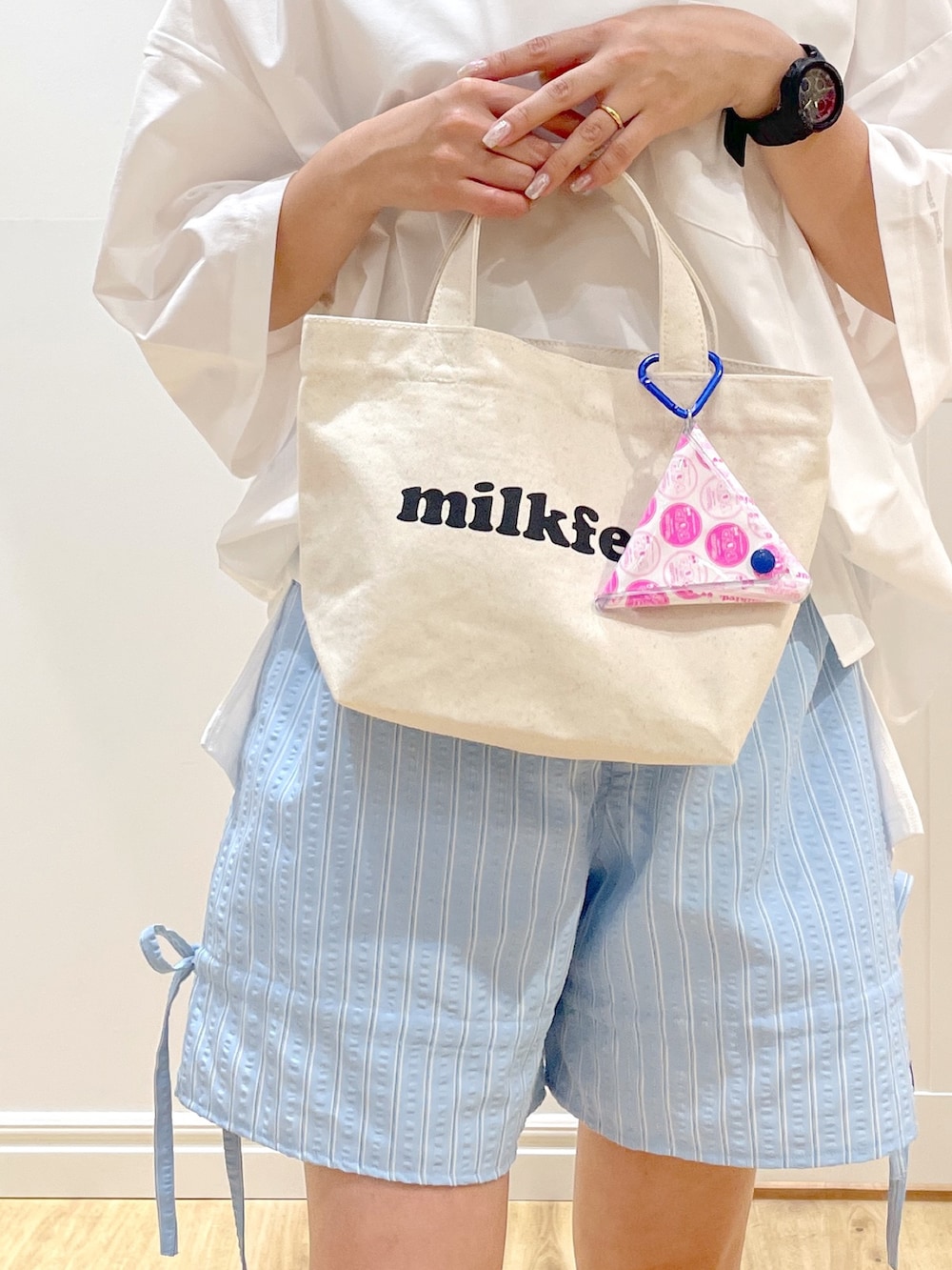 「サングラス、トートバッグ、BBQ、低身長、骨格ストレート、milkfed.、MILKFED.、ショートパンツ、Tシャツ、サンダル、おでかけコーデ、春夏コーデ、シルバーアクセサリー、カラーサングラス」｜「MILKFED.のPOINTED RIBBON SHORT PANTS（その他パンツ、ブルー系）」を使った、SAKI 🍣さん（骨格ストレート・レディース・151cm）の春コーディネートの3枚目の写真