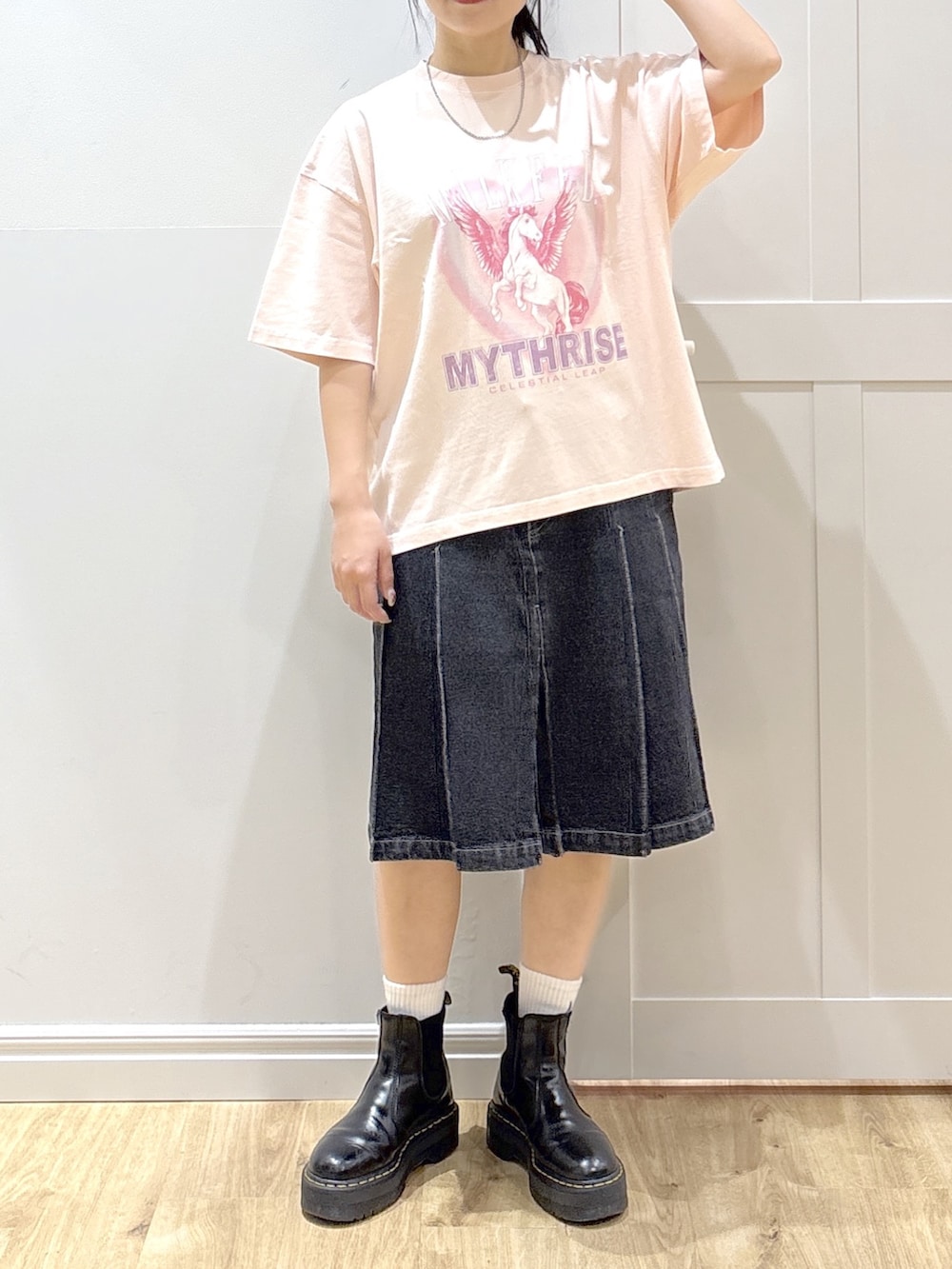 ブラック系のブルゾン、ピンク系のTシャツ/カットソー、ブラック系のデニムスカートを着用したレディースの春コーディネートの7枚目の写真