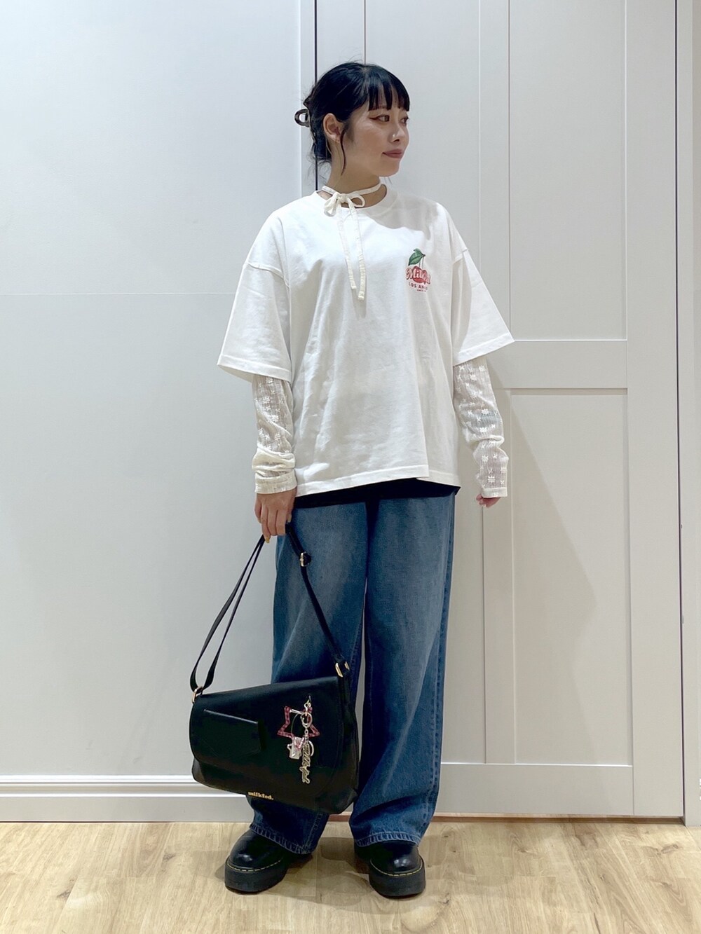 ブラック系のショルダーバッグ、ホワイト系のTシャツ/カットソー、ホワイト系のTシャツ/カットソーを着用したレディースの夏コーディネートの3枚目の写真