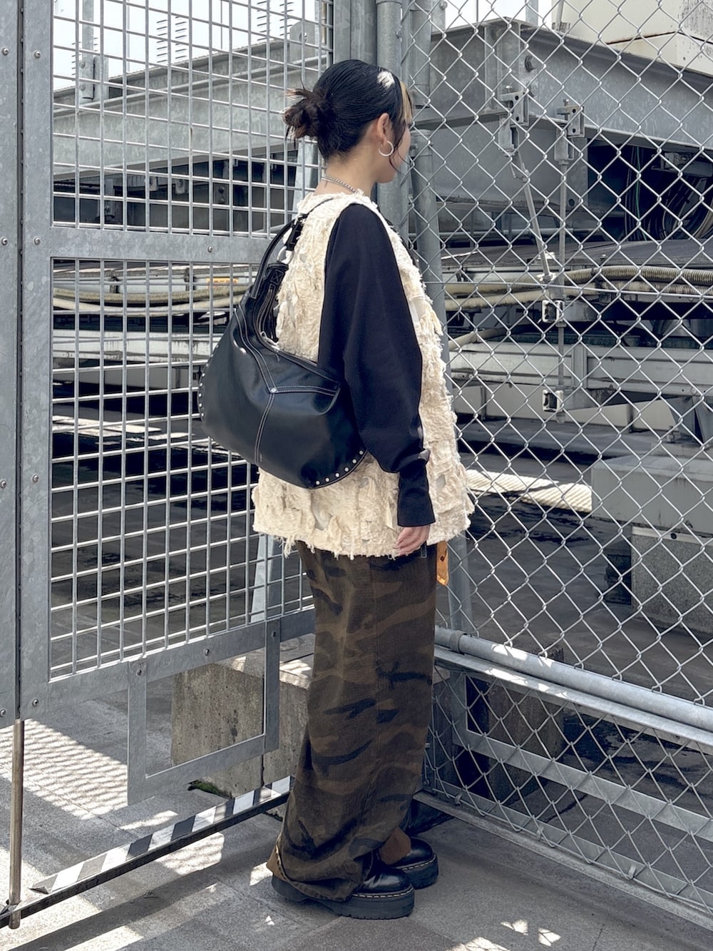 ブラック系のブーツ、その他のその他パンツ、ベージュ系のベストを着用したレディースの春コーディネートの2枚目の写真