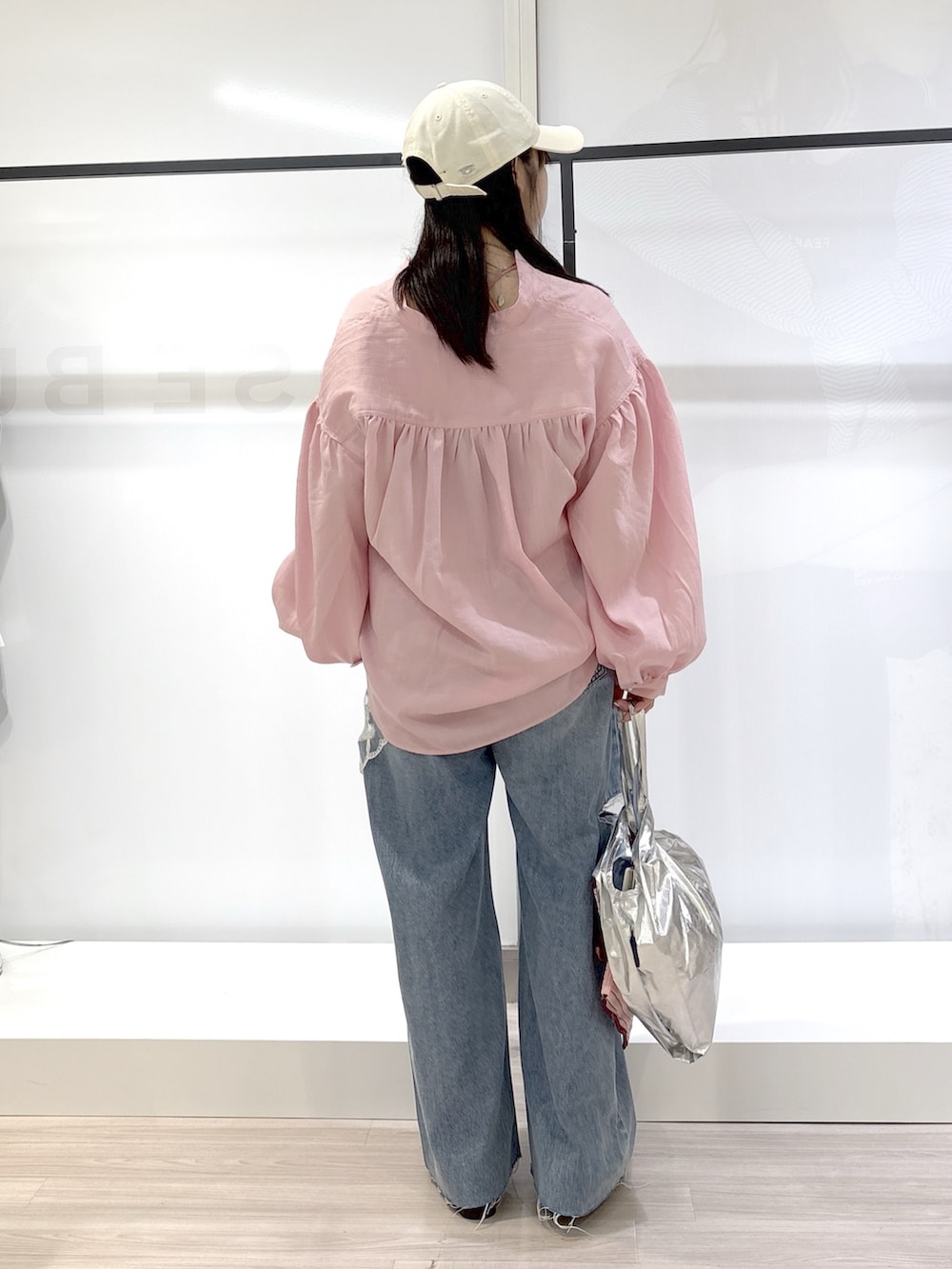 ブラック系のその他シューズ、ピンク系のシャツ/ブラウス、ブルー系のデニムパンツを着用したレディースの春コーディネートの4枚目の写真