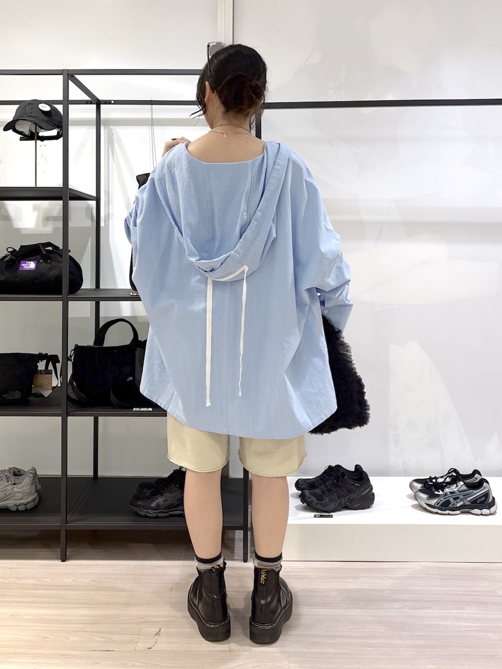 ブラック系のブーツ、ブルー系のシャツ/ブラウス、ホワイト系のその他パンツを着用したレディースの春コーディネートの2枚目の写真
