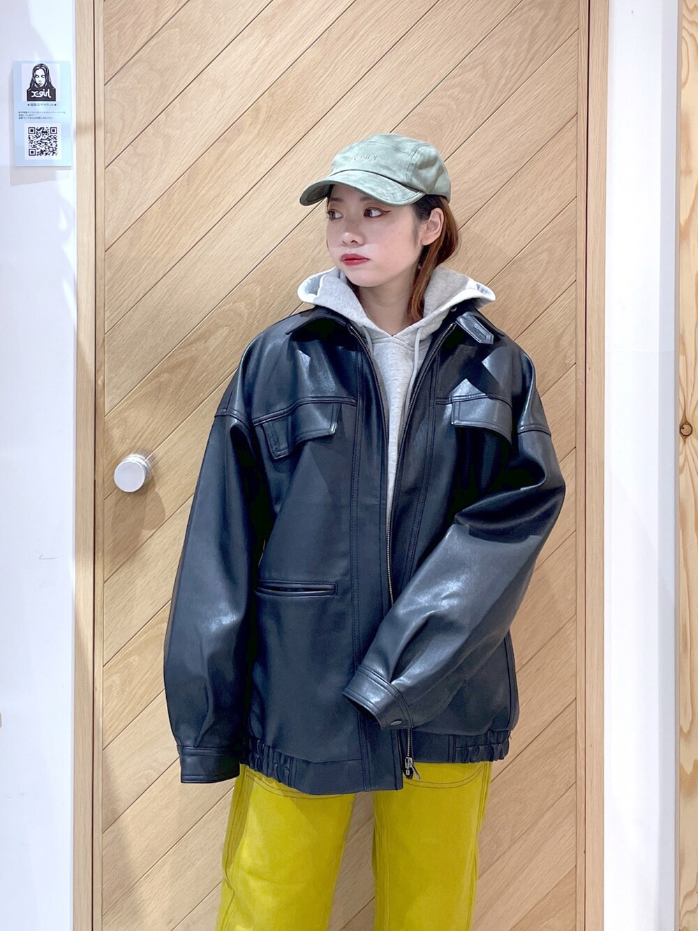 ブラック系のライダースジャケット、ブラウン系のその他パンツ、ブラック系のスニーカーを着用したレディースの秋コーディネートの3枚目の写真