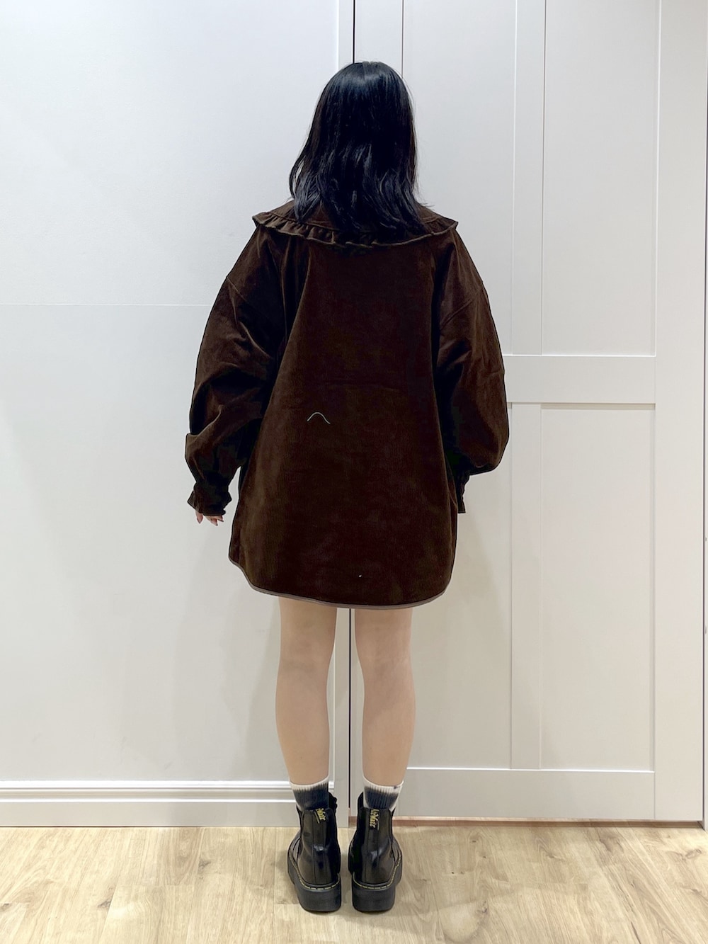 ブラック系のブーツ、ブラウン系のシャツ/ブラウス、ブラウン系のその他パンツを着用したレディースの秋コーディネートの5枚目の写真